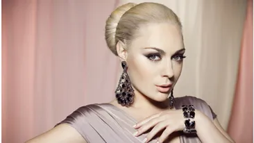 A lesinat dupa ce a mancat doi creveti! E INCREDIBIL ce a patit o blonda celebra de la noi, intr-un restaurant de fite!