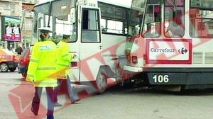 Un autobuz si un tramvai s-au ciocnit in centrul Ploiestiului