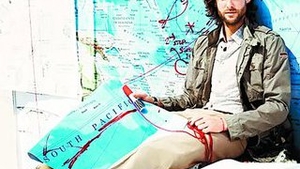A traversat Pacificul intr-un catamaran din sticle de plastic