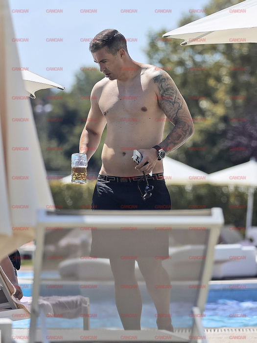 Bogdan Stancu își flexează mușchii la piscină
