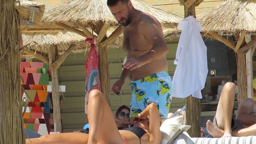 VIDEO EXCLUSIV. Soţia a dispărut din peisaj, iar el… Milionarul BLUE AIR, 
suspect de jucăuş cu o sexoasă la plajă!