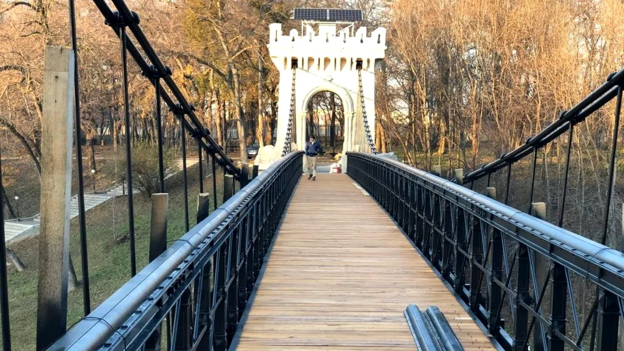 Incredibil! Au pus panouri fotovoltaice pe un pod, monument istoric din Craiova
