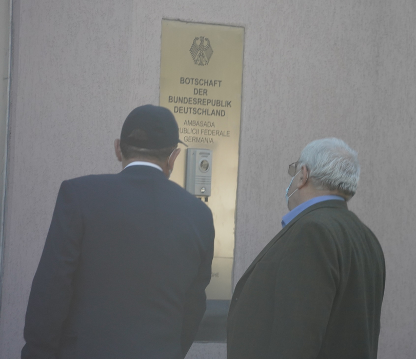 Andrei Pleșu și însoțitorul lui, la intrarea în Ambasada Germaniei (Foto: CANCAN.RO)