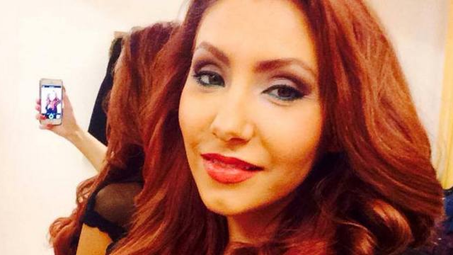 Roxana, Printesa Ardealului, a fugit din tara! Vezi unde a plecat sexoasa cantareata!