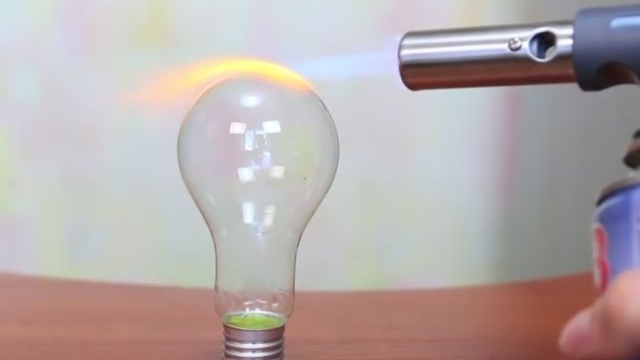 VIDEO - A încălzit un bec cu lampa, iar ce a urmat a încântat milioane de oameni! Trucul pe care o să-l faci şi tu cu siguranţă!