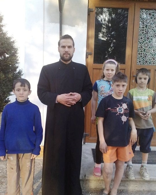Părintele îi ajută cum poate pe toţi copiii din sat