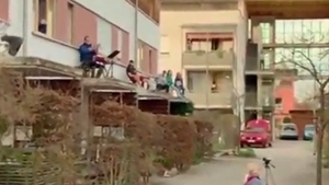 Durerea nu are naționalitate. Nemții cântă ”Bella Ciao” în balcoane, în semn de solidaritate cu italienii afectați dramatic de noul coronavirus | Video emoționant