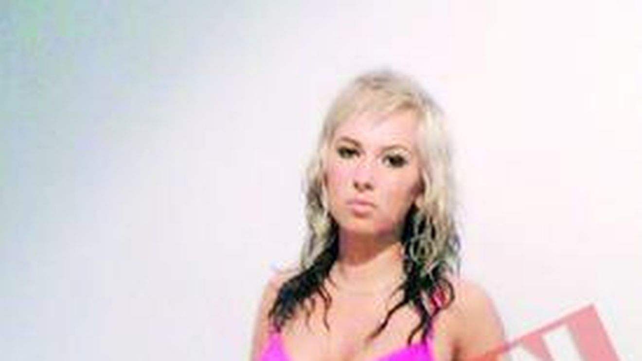 Show lesbi cu blonda de la morga