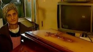 VIDEO O batrana din Ferentari isi tine cosciugul in mijlocul sufrageriei de teama sa nu fie tarata pe scari intr-un sac