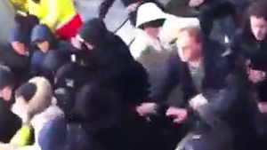 Filmul care l-ar face pe Nesu sa planga! Un tata cu patru copii e speriat de moarte la un meci al lui Utrecht cand zeci de ultrasi sar la bataie