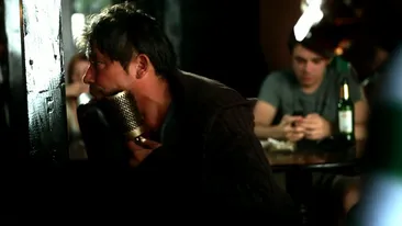 Rupt de beat! Abia sta pe scaun si se mangaie cu o perie! Afla ce cunoscut actor a ajuns in halul asta!