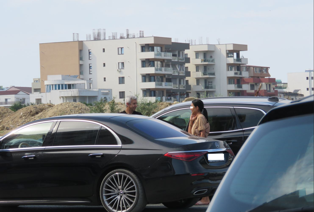 Dan Diaconescu schimbă câteva vorbe cu una dintre domnișoare (Foto: CANCAN.RO)