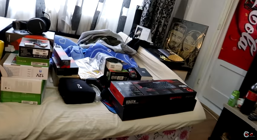 Vloggerul Alexandru Bălan a primit un colet de la un fan. Când l-a deschis a avut un şoc: ”Cred că e o sticlă cu…”