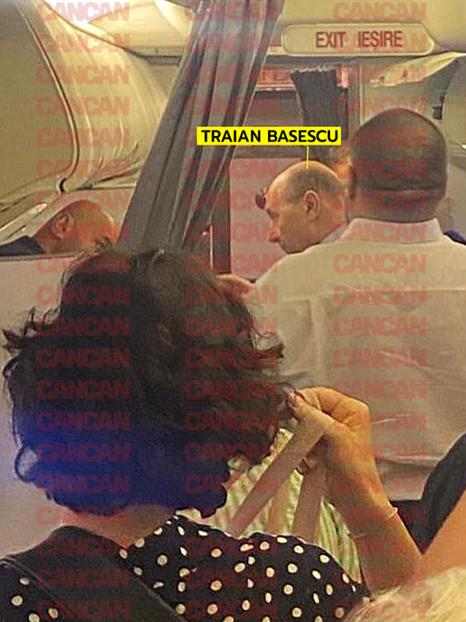 Traian Băsescu, baie de mulțime în avion