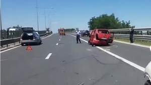 Accident grav pe A1! Trei mașini s-au ciocnit violent, iar două dintre victime au rămas încarcerate. VIDEO
