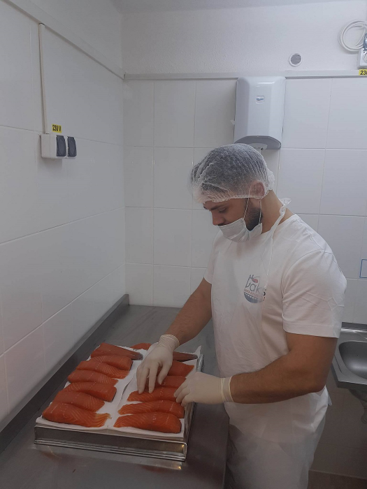Bucăţile de file sunt curăţate de ultimele oase cu penseta