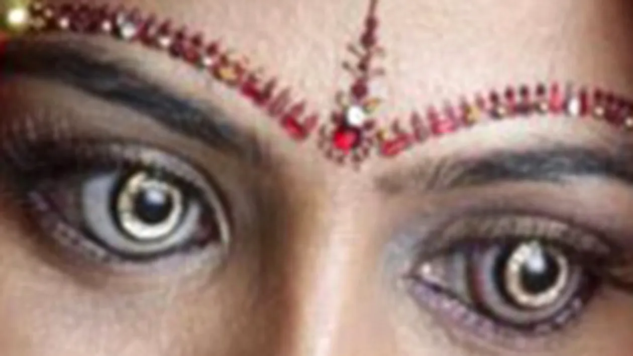 Un indian a creat lentilele de contact cu aur si diamante