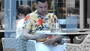 Fizz a lăsat figurile și o arde ”normal” la terasă, în pantaloni scurți și ciorăpei. S-au dus vremurile cu Porsche și blănuri! Acum e cu salată de vară