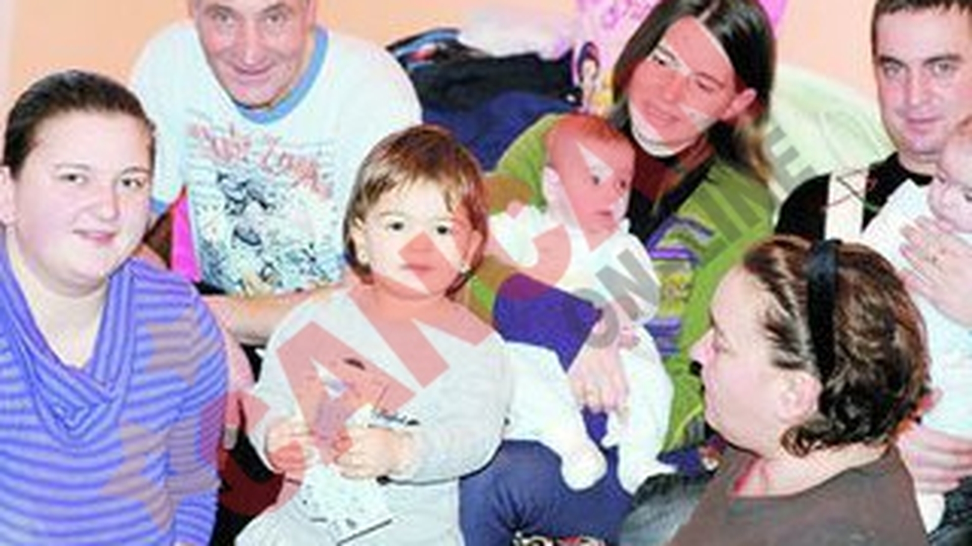 Opt persoane traiesc cu doua salarii minime