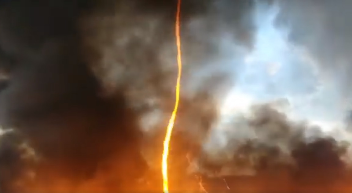 Un incendiu asemănător unei mini tornade a izbucnit într-o fabrică din Marea Britanie! VIDEO