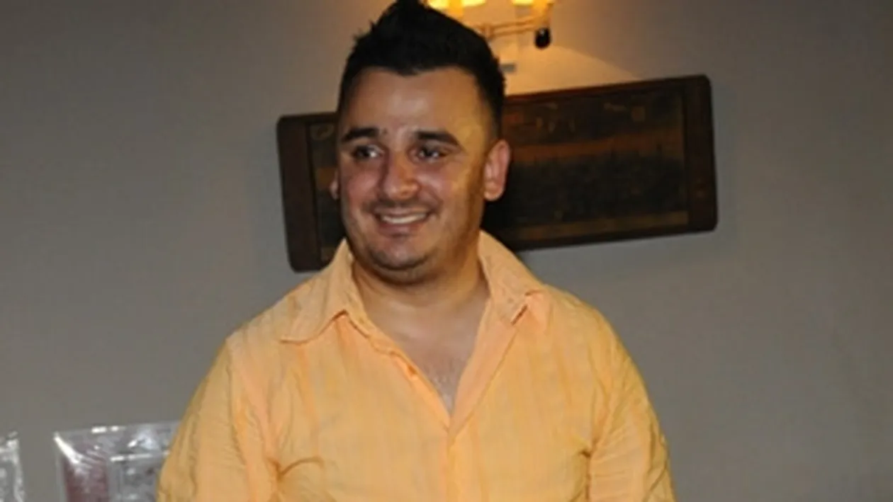 I-a cantat La multi ani lui Cornel Pasat pe vocea lui Elvis Presley.  Liviu Mititelu a dat-o pe rock