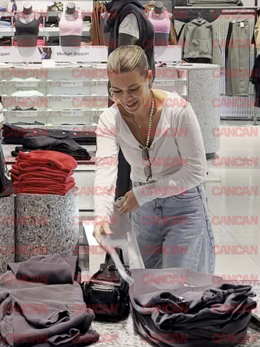 Gina Pistol probează haine în mall