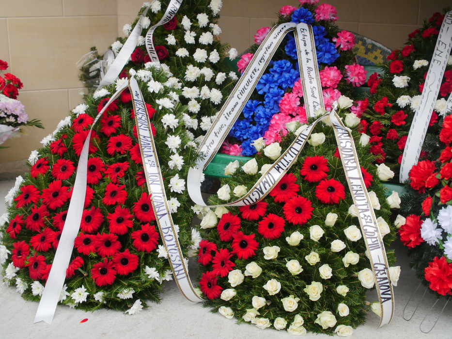 Biserica, dar şi curtea bisericii au fost umplute de sute de coroane şi flori, aduse de cei care au iubit-o pe Ileana Ciuculete, însă la cimitir a mai ajuns doar o mică parte din acestea.