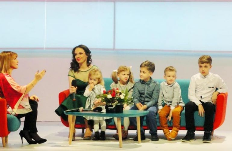 Raluca, ex-Angeles, prima apariție la TV alături de cei 5 copii! “Nu obișnuiesc să…”