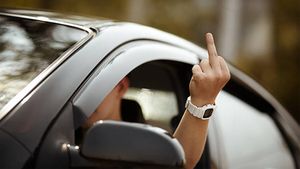 Amendă uriașă primită de un șofer, pentru că a arătat degetul mijlociu. Câți bani a fost nevoit să plătească