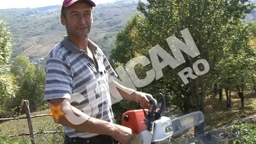 Ursii din Dambovita, haituiti cu drujbele de sateni dupa ce au mancat gainile din cotete!