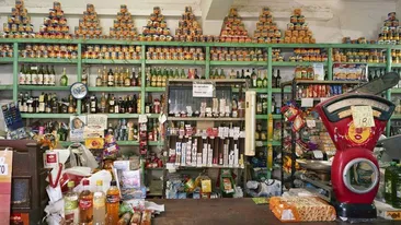 De-a râsu - plânsu! Discuție ireală dintre o vânzătoare și o vasluiască abia întorsă din Italia: „Io non conosco dinero romeno / 50 de lei, fă! Că ești din sat cu mine!”