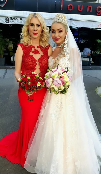 SONIA TRIFAN, la braţul naşului ei, IONIŢĂ de la CLEJANI. Cum a arătat blondina îmbrăcată în rochia albă de mireasă