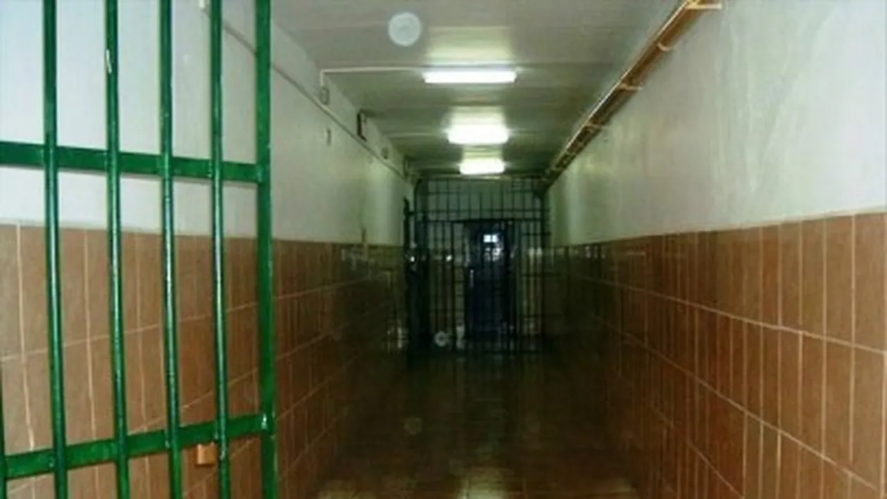 Naştere mai puţin obişnuită! O femeie a adus pe lume o fetiţă în toaleta unui penitenciar