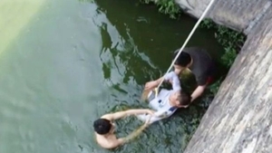 Parintii i-au aranjat nunta, asa ca tanarul si-a cunoscut sotia in ziua cea mare! A ramas stupefiat cand a vazut-o si a vrut sa se sinucida. Cum arata femeia