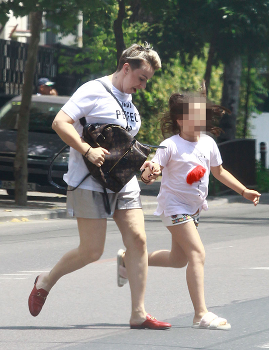 Gabriela şi fetiţa sa traversează neregulamentar o stradă