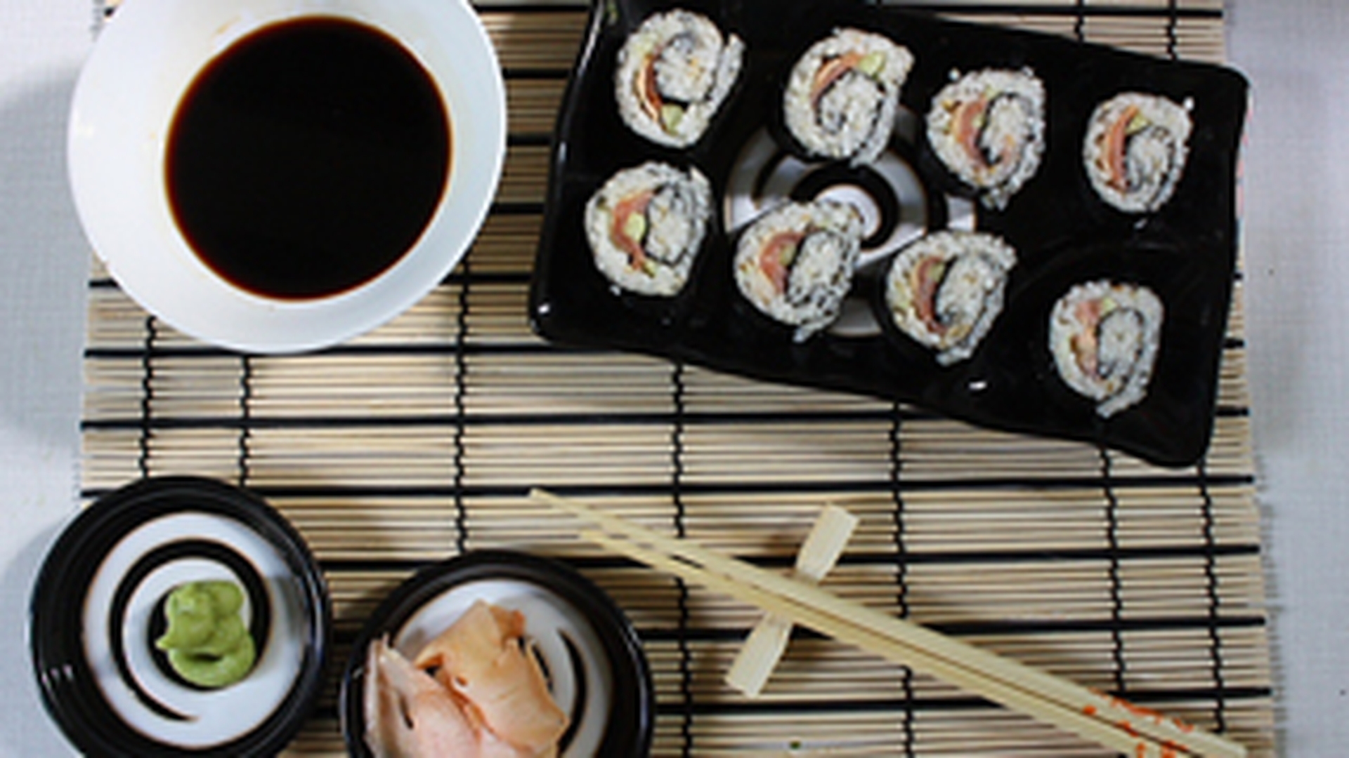 Dana Rogoz, specialista in bucutarie! A pregatit Sushi Rolls pentru invitatii la masa