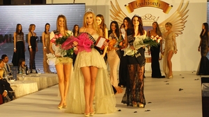 Nici la plaja nu vezi asa ceva! Parada de sani goi si bikini in culise la Festivalul Modei. Fetele s-au schimbat in vazul tuturor