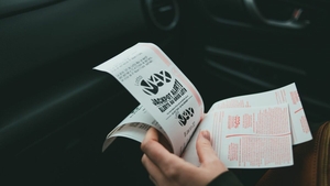 Greșeala care o putea costa un milion de euro. O femeie și-a aruncat biletul câștigător la loto