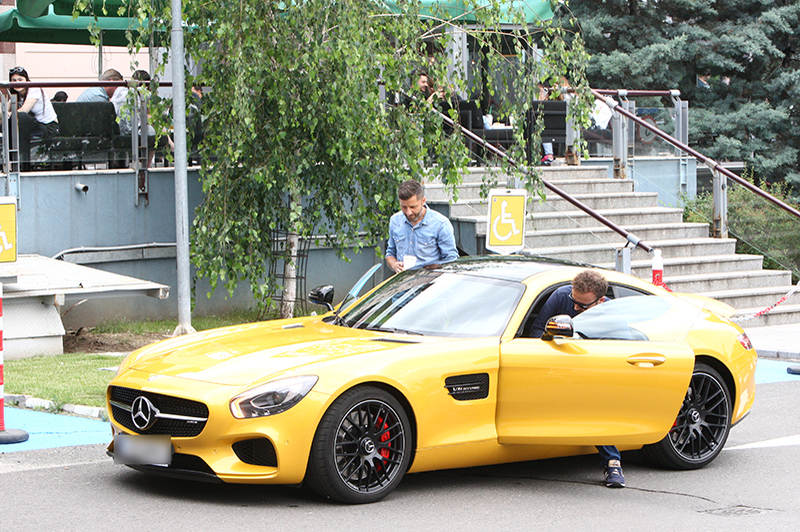 Cei doi urcă în Mercedes și pleacă