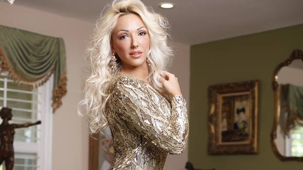 Alexandra Harra si-a luat rochie noua! Vezi daca ii sta bine in noua tinuta!