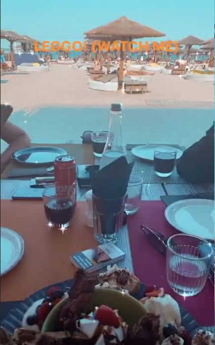 Karmen, apariție sexy și senzuală într-un club din Mamaia! Într-o rochie mulată și foarte scurtă, a fost filmată când și-a atins soțul în zona intimă
