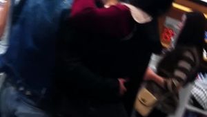 Mihai Bendeac s-a giugiulit cu o bruneta in mall! Vezi aici ce smecherie a facut ca sa scape de guma din gura, fara sa fie vazut!