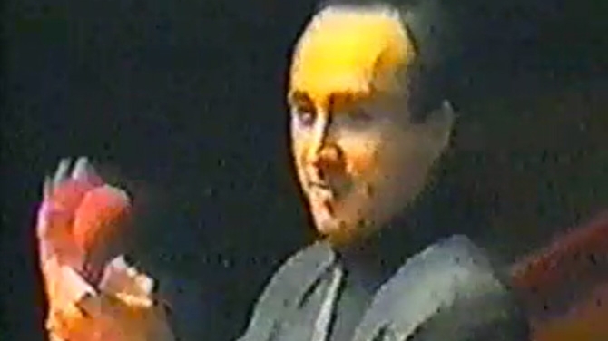 Filmuletul de care habar nu aveai ca exista! Inainte sa greseasca imnul Romaniei, Marcel Pavel avea par, canta muzica tiganesca la Miss Piranda si dadea dedicatii!
