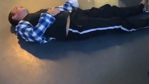 Scene halucinante! Pacient lăsăt să zacă prăbuşit în spital, în Tulcea:  „Ştergea cu mopul pe lângă el” VIDEO