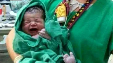Poza cu un nou născut, devenită virală! Ce se află în spatele bebelușului
