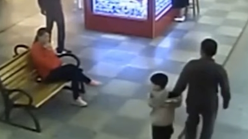 Un tată se întâlneşte întâmplător cu copilul lui răpit, la 9 luni după dispariţie! Ce s-a întâmplat când a dat ochii cu răpitorul