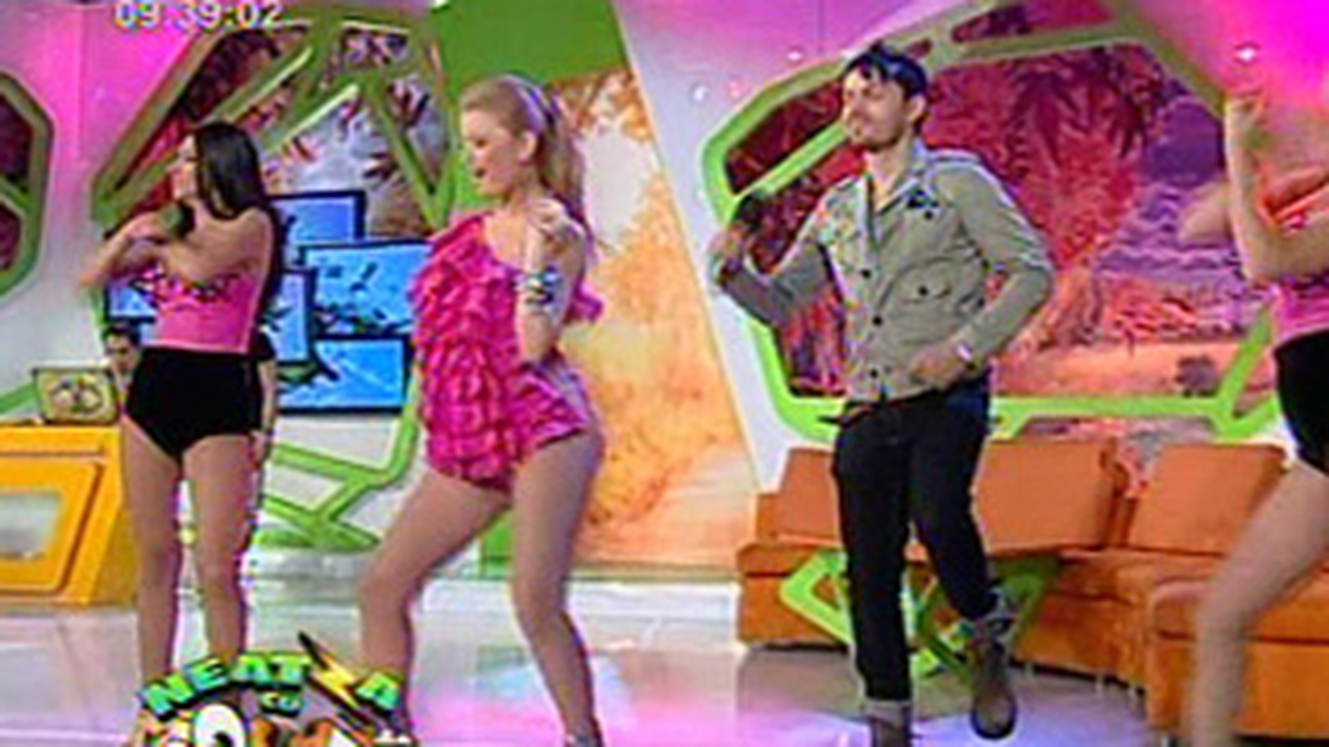 VIDEO Elena Gheorghe n-are nicio treaba! Insarcinata in 7 luni, face piruete pe tocuri!