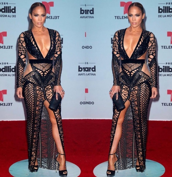 JENNIFER LOPEZ arată senzaţional la 47 de ani! Cântăreaţa şi-a lăsat inhibiţiile acasă şi s-a fotografiat fără lenjerie intimă
