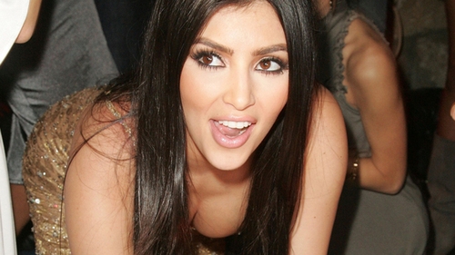 Cu fundul asta ar putea face eclipsa totala de soare! Cum a aratat Kim Kardashian intr-o pereche de pantaloni crem