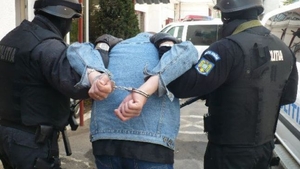 Proxenetul ”cu suflet bun” s-a dat în spectacol: “Sã nu crezi, c*rvo, vreodatã/C-ai sa scapi nejudecatã/Cã-i blestem cu jurãmânt/Si te bag, c*rvo-n mormânt”! De ce i se spune aşa şi câţi ani de puşcărie a luat! Ce s-a întâmplat cu victima lui